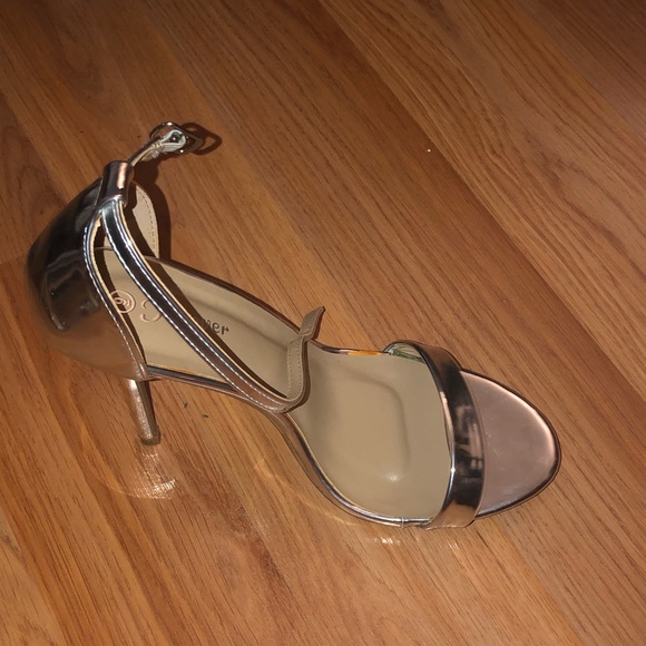 Silver heels - Picture 2 of 2